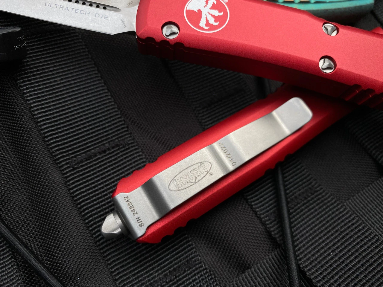 Microtech Ultratech D/E Red Full Serrated Stonewashed 122-12RD 2 Microtech Ultratech D/E Red Full Serrated Stonewashed 122-12RD - Image 2