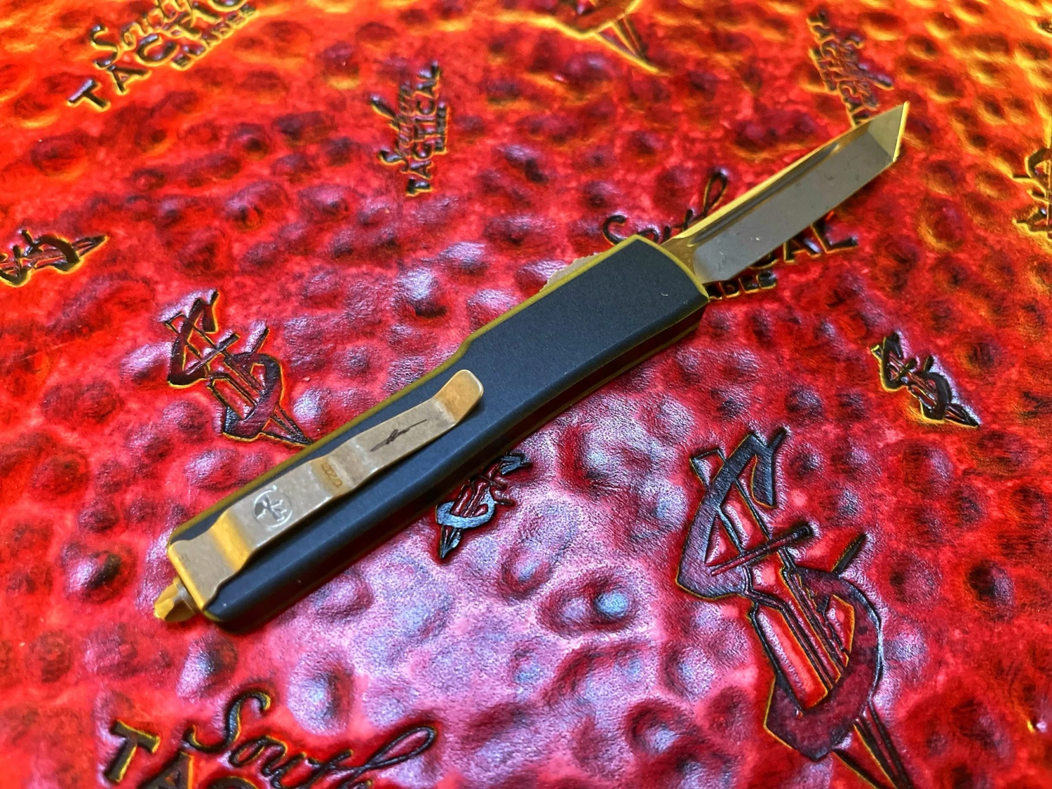 Microtech UTX-70 Tanto Edge Bronze Apocalyptic Standard Carbon Fiber Signature Series 2 Microtech UTX-70 Tanto Edge Bronze Apocalyptic Standard Carbon Fiber Signature Series - Image 2