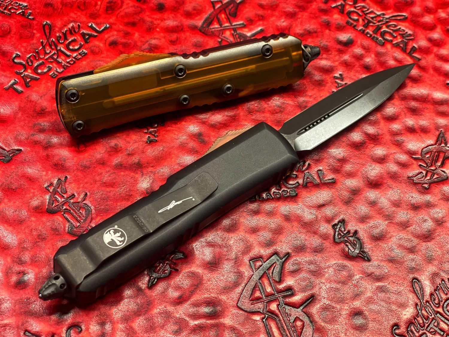 Microtech UTX-85 Double Edge Standard DLC ULTEM Cover Top Signature Series 2 Microtech UTX-85 Double Edge Standard DLC ULTEM Cover Top Signature Series - Image 2