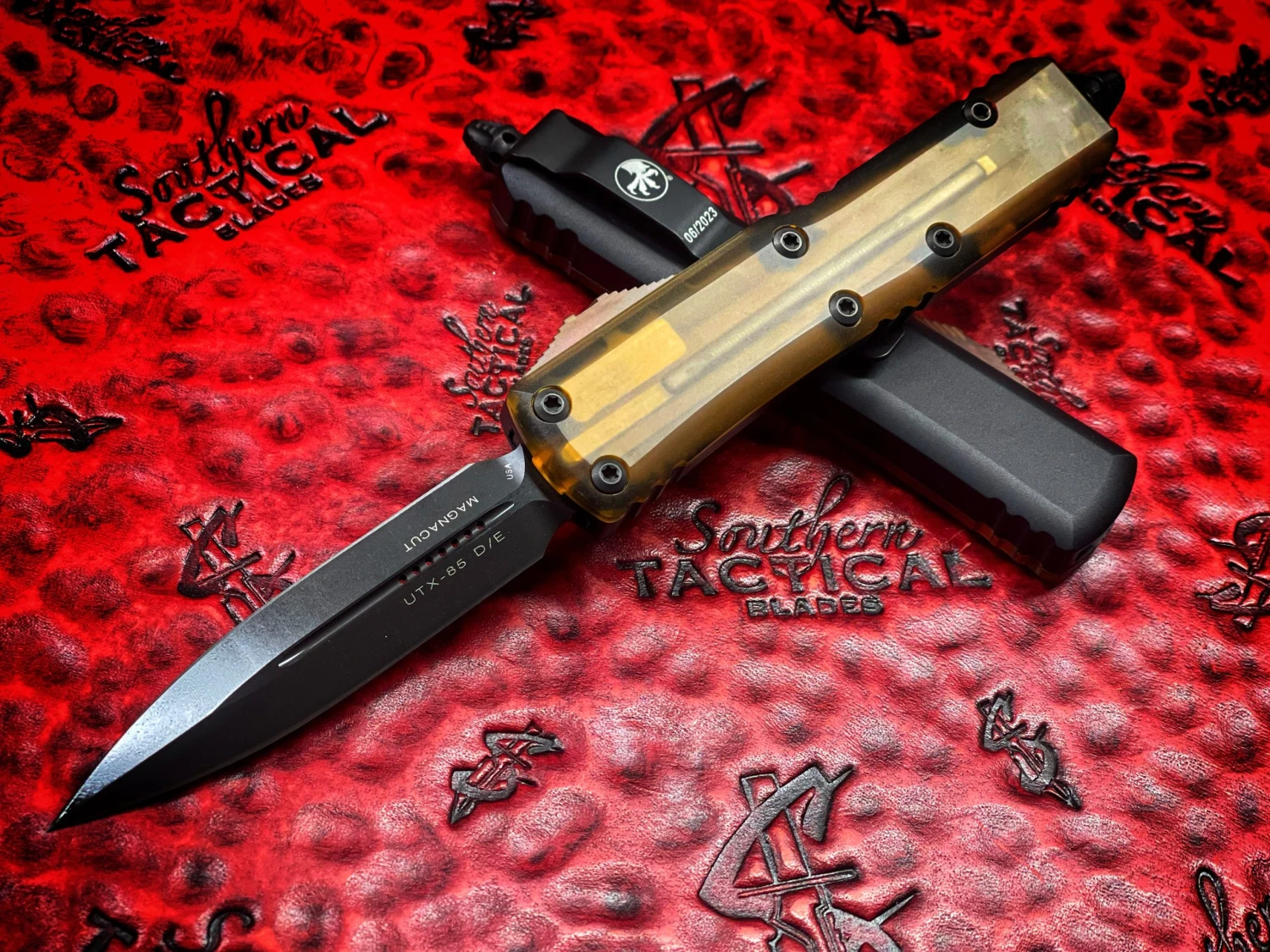 Microtech UTX-85 Double Edge Standard DLC ULTEM Cover Top Signature Series 1 Microtech UTX-85 Double Edge Standard DLC ULTEM Cover Top Signature Series