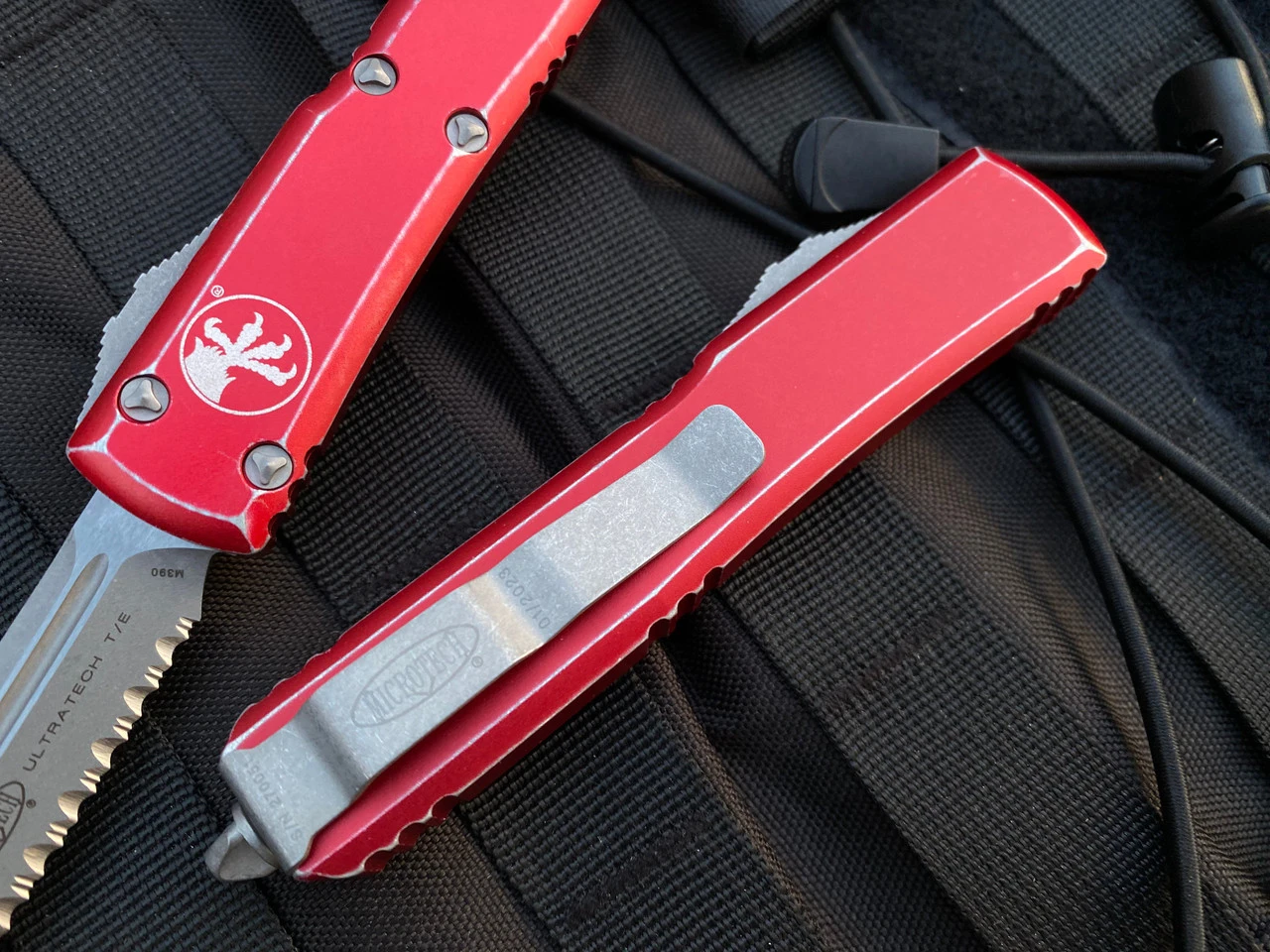 Microtech Ultratech T/E Distressed Red Aluminum Body W/ Apocalyptic Full Serrated Blade (3.4”) 123-12DRD 4 Microtech Ultratech T/E Distressed Red Aluminum Body W/ Apocalyptic Full Serrated Blade (3.4”) 123-12DRD - Image 4