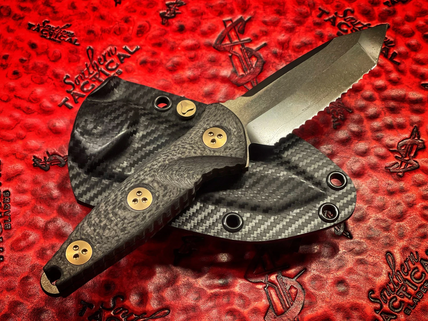 Microtech Socom Alpha Mini Tanto Full Serrated DLC W/ Carbon Fiber Signature Series 2 Microtech Socom Alpha Mini Tanto Full Serrated DLC W/ Carbon Fiber Signature Series - Image 2